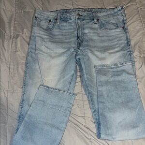 AE Men’s Distressed Lightwash Airflow Jeans